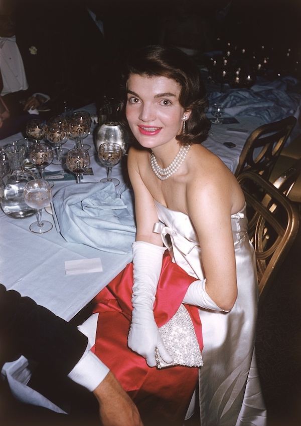 Jacqueline Kennedy (Jackie Onassis) (1929 - 1994) - Ospite presso l'annuale 'April in Paris Ball' 1959 (Photo by Slim Aarons/Getty Images)
