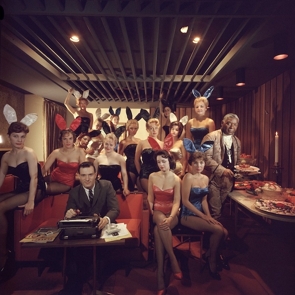 L' editore Hugh M. Hefner fondatore della rivista per adulti 'Playboy' ,mentre lavora alla sua macchina da scrivere circondato dalle sue ragazze 'Conigliette' al Key Club di Chicago 1960 (Photo by Slim Aarons/Getty Images)