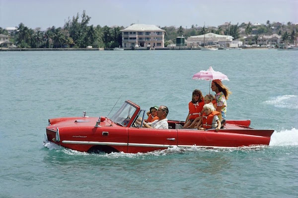 Il produttore cinematografico Kevin McClory porta la moglie Bobo Sigrist e la loro famiglia a fare un giro in un "Amphicar" attraverso il porto al Nassau 1967